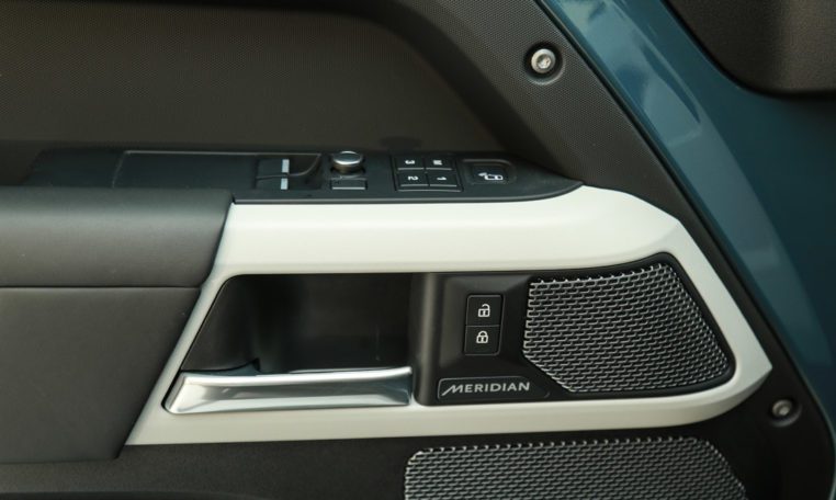 LAND ROVER DEFENDER P400 90 X-DYNAMIC